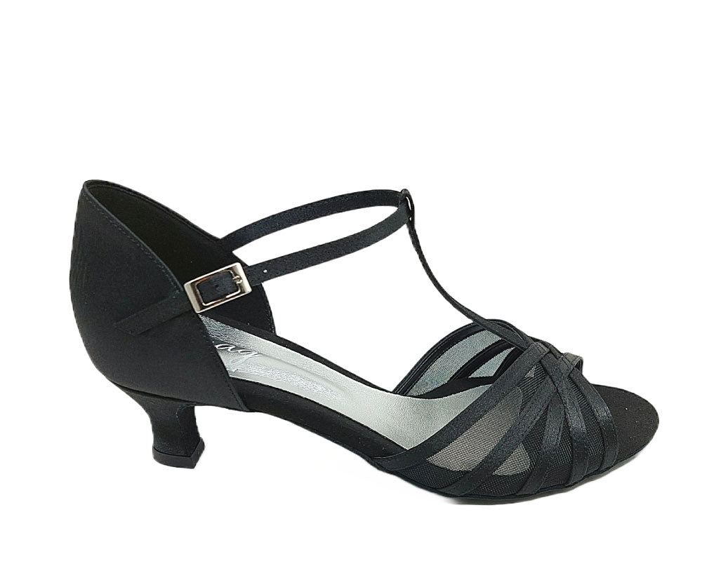 705 Tanzschuhe aus schwarzem Satin von Dancing Queens: Riemchen-Tanzschuh mit mittlerem Absatz und Knöchelriemen auf weißem Hintergrund.